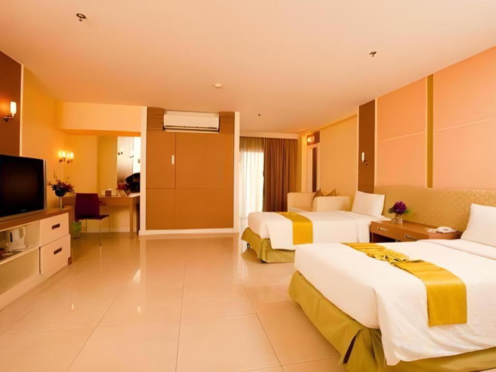 Clef Hotel Bangkok Exterior foto